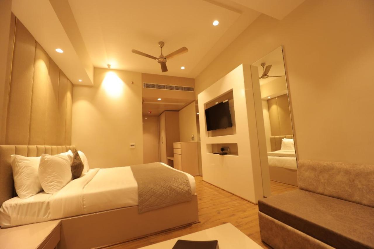 Hotel Mvr Grand Kanpur Exterior foto